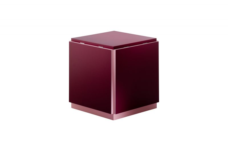 K10N Klapptisch von Tecta, Edition Bauhausnowhaus V2, geschlossen als Kubus in Bordeauxrot.